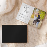 Reserve A Data Foto de Script Manuscrito Clássico | Casamento<br><div class="desc">Uma foto clássica manuscrita salva o anúncio do casamento. Esta opção salvar o cartão de data apresenta um texto elegante com um tema simples preto e branco. Personalize o texto com todos os detalhes do seu dia especial.</div>