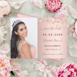 Reserve A Data Foto do Quinceanera rosa gold<br><div class="desc">Um moderno e elegante Salve a Data para uma Quinceañera. fundo rosa de gradiente dourado,  decorado com confete rosa dourado. Personalize e adicione uma foto,  data e nome. O texto: Salvar a Data é gravado com um script de estilo com letra de tendência com alternância.</div>