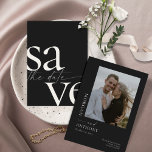 Reserve A Data Foto em branco preto simples<br><div class="desc">Esses cartões salve a data de 5" x 7" apresentam um design minimalista em branco de casca-de-ovo e letras de cinza em um fundo preto com espaços reservados atrás para os nomes de casais engajados,  data de casamento e informações de local e sua foto favorita!</div>