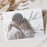 Reserve A Data Foto Escrita Mínima Suspensa de Escrita Suspensa<br><div class="desc">Este guião minimalista e sombrio fotografa desbotada, exceto que a data é perfeita para o seu clássico casamento simples preto e branco, mínimo e moderno. A design apresenta uma caligrafia elegante, delicada e romântica escrita à mão com tipografia formal do chique. O olhar vai correr bem em qualquer época de...</div>