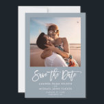Reserve A Data Foto Minimalista Moderna em Azul Desbotado com Let<br><div class="desc">Anúncio de Save the Date Minimalista Moderno com tipografia manuscrita de pincel branco na moda em azul desbotado com sua foto pessoal ao lado de seus nomes e data do casamento.</div>