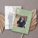 Reserve A Data Foto Moderna Manuscrita Salva O Verde Data Sage<br><div class="desc">Apresentando nossa Foto Moderna Manuscrita Salve a Data - uma peça que realmente ressoa com sua única história de amor. Este "save-the-date" combina o charme da fonte escrita à mão com a conveniência da design moderna,  apresentando um apelo elegante,  mas íntimo,  que certamente encantará seus convidados.</div>