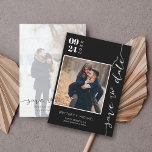 Reserve A Data Foto Moderna Manuscrita Salvar A Data Preta<br><div class="desc">Apresentando nossa Foto Moderna Manuscrita Salve a Data - uma peça que realmente ressoa com sua única história de amor. Este "save-the-date" combina o charme da fonte escrita à mão com a conveniência da design moderna,  apresentando um apelo elegante,  mas íntimo,  que certamente encantará seus convidados.</div>