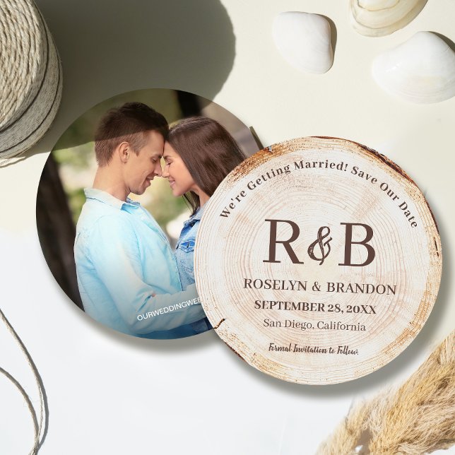 Reserve A Data Foto Personalizada De Nomes De Monograma De Casame (Monogram Rustic Wood cut slice custom engagement photo wedding save the date round card.)