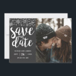 Reserve A Data Foto personalizada do casamento no inverno Salve o<br><div class="desc">O tema do inverno salve o cartão de data com sua foto personalizada e seus flocos de neve com brilho prateado. O texto diz "salve nosso encontro" em letras de pincel com o nome do casal, data do casamento, cidade e estado de onde o casamento acontecerá. Todos os textos são...</div>