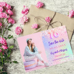 Reserve A Data Foto roxa holográfica cor-de-rosa Doce 16<br><div class="desc">Um moderno e elegante Salve a Data para um Doce 16. Fundo holográfico,  cor-de-rosa,  verde-hortelã. Personalize e adicione uma foto,  data e nome.</div>