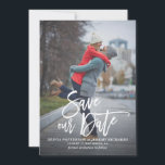 Reserve A Data Foto rustica de inscrição à mão Salvar nossa data<br><div class="desc">Uma na moda vertical salve a data da placa plana com caligrafia moderna rústica com padrão de listras brancas e cinzas. Personalize este cartão adicionando sua própria foto e detalhes. Uma versão de placa simples está disponível.</div>