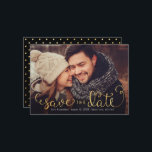 Reserve A Data Foto: Salve as datas com o script Faux Gold Foil<br><div class="desc">Estas fotos salvam as datas com uma caligrafia encantadora, escrita à mão, em um efeito falso de folha de ouro. Sobreposto na sua foto com um apagão preto na parte inferior (você pode remover isso se não precisar através da ferramenta personalizar/personalizar do Zazzle). Um fundo bolinhas bonito acaba na design!...</div>