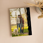 Reserve A Data Foto simples, em preto e branco, de borda ondulada<br><div class="desc">Simples, mas na moda, esta salva a data apresenta uma moderna tendência e uma simples tipografia para seus detalhes de casamento. Com uma foto grande na frente e outra atrás, é uma forma excelente de mostrar suas fotos de noivado. As bordas e as costas são pretas com texto branco, mas...</div>