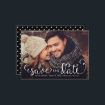 Reserve A Data Foto simples Salve as datas, script com letra de m<br><div class="desc">Estas fotos simples salvam as datas com um encantador roteiro de caligrafia manuscrito. Sobreposto na sua foto com um apagão preto na parte inferior (você pode remover isso se não precisar através da ferramenta personalizar/personalizar do Zazzle). Um fundo bolinhas bonito acaba na design!</div>