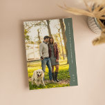 Reserve A Data Foto verde simples da faixa de onda moderna<br><div class="desc">Simples, mas na moda, esta salva a data apresenta uma moderna tendência e uma simples tipografia para seus detalhes de casamento. Com uma foto grande na frente e outra atrás, é uma forma excelente de mostrar suas fotos de noivado. As bordas e as costas são verdes em sábado com texto...</div>