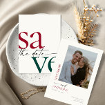 Reserve A Data Foto Verde Simples Do Burgundy Hunter Salve A Data<br><div class="desc">Estes cartões salve a data de 5" x 7" apresentam um design minimalista em burgundy e cartas verdes de caçador com espaços reservados atrás para os nomes de casais,  data de casamento e informações de local e sua foto favorita!</div>