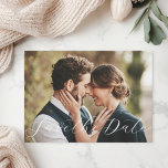 Reserve A Data Fotografia de Caligrafia Caprichosa de Casamento S<br><div class="desc">Apresente o dia do seu casamento com nossa Fotografia de Caligrafia Caprichosa de Casamento Salvar a Data. Este design apresenta um script arejado e feito à mão que adiciona um toque de elegância ao seu anúncio. Basta carregar sua foto e editar os campos de texto para personalizar seus nomes e...</div>