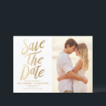 Reserve A Data Fotografia Faux Gold Foil e Bolinhas<br><div class="desc">Anuncie o seu casamento à sua família e amigos com este moderno e na moda para salvar o anúncio da data. O personalizável salvamento dos elementos do anúncio de data faux gold foil bold typografia e padrão de pontos festivos. Personalize a parte traseira da placa adicionando sua foto ou outros...</div>