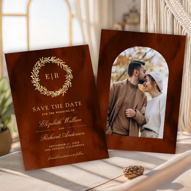 Reserve A Data Fotos de casamento com ramo de folhas douradas em  (Criador carregado)