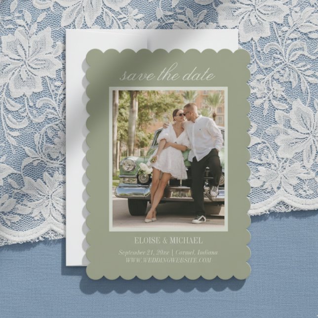 Reserve A Data Fotos de Casamento em Verde Oliva com Letra Modern (Invite guests to save the date for your big day with this Modern Script Sage Green Save the Date!)