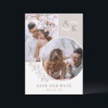 Reserve A Data Fotos sobrepostas em verde de taupe branco<br><div class="desc">Guarde o cartão de data em branco e esticado com as suas iniciais,  fotografias sobrepostas e verde com fontes elegantes limpas. Foto para salvar o cartão de data com um design moderno personalizado com seu monograma e fotos,  dois de um lado e outro.</div>