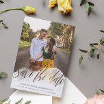Reserve A Data Gossamer Overlay Double Sided Foto Save the Date<br><div class="desc">Lindo e único cartão de save the date com uma sobreposição de gossamer com save the date recortado para que sua foto apareça através dele em uma linda escrita espiralada. Adicione outra foto no verso junto com os detalhes do seu casamento.</div>