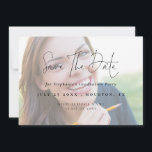 Reserve A Data Graduação da camada de luz de fotos do Modern Scri<br><div class="desc">Formatação de luz do roteiro moderno 2025 Disponível digitalmente e impressa. Uma tipografia de conjunto de na moda para o título principal Salvar a Data complementando o resto do texto que você pode personalizar facilmente. Substitua a foto de amostra no fundo por sua.</div>