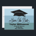 Reserve A Data Graduação Escolar Salva A Moderna Boné Escolar<br><div class="desc">Eu gosto de projetar arte para formandos. Este é o azul simples moderno listrado com boné preto Salve o cartão de anúncio Data. Texto de estilo moderno. Adicione a sua própria mensagem no verso dos cartões, dando detalhes à sua família e amigos para salvar a data de uma cerimônia de...</div>