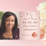 Reserve A Data Guardar a festa de formatura de data - foto em bra<br><div class="desc">Uma foto Salve o cartão de data de uma festa de formatura. Na frente: adicione sua própria foto vertical do formando. Um fundo metálico de rosa, pincelado, decorado com estrelas. Personalize e adicione um nome e data. O nome e o texto: Salvar a Data são escritos com um script de...</div>