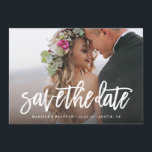 Reserve A Data Guardar Sobreposição de Data Bruta<br><div class="desc">Parabéns no seu noivado! Salve os anúncios de data são o primeiro grande passo no processo de planejamento de casamento! Lembre-se, seu anúncio de salvamento irá definir o tom para seu grande dia, não se esqueça de impressionar os convidados com um design inesquecível e dar uma olhada no que virá!...</div>