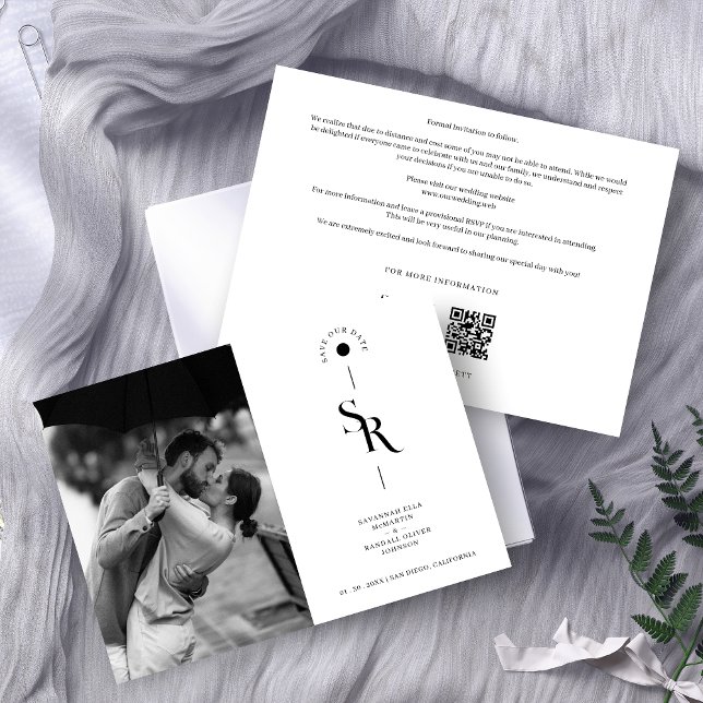 Reserve A Data Iniciais de casamento delicadas e requintadas em p (Delicate Exquisite Black & White Wedding Initials Photo Save the Date Card with Envelope.)