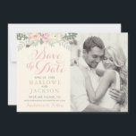 Reserve A Data Ivory Pink e Dourado Boho Floral<br><div class="desc">Este elegante casamento estilo boho salve a data da design apresenta flores românticas de pénia, folhas botânicas e sotaques de penas de pássaros rústicos. Personalize com texto personalizado para seu grande evento e com uma foto de noivado favorita. O esquema de cor suave inclui tons de rosa, pêssego, creme, verde,...</div>