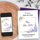 Reserve A Data Lavanda Roxa Wisteria Floral<br><div class="desc">Fluxo de Cores d'Água Salve a Data que você pode editar para qualquer ocasião. Sua data especial se senta em uma moldura dourada, decorada com flores de wisteria bonito em tons de roxo, lavanda, rosa e mauve com um pouco de verde. O texto é escrito em letras ousadas modernas e...</div>