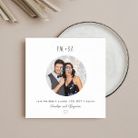 Reserve A Data Layout de Foto Circular Quadrado Iniciais Reproduz<br><div class="desc">Comece a comemorar com esta peça divertida e na moda Salve o cartão Data com um layout circular de fotos, iniciais de monograma e tipografia moderna. Perfeito para casais divertidos que querem que sua personalidade brilhe, este design mimetiza um momento fotográfico com formato quadrado limpo e detalhes cardíacos. Excelente para...</div>