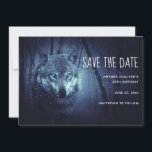 Reserve A Data Lobo Selvagem Mágico com Olhos Azuis Incríveis<br><div class="desc">Salve o cartão de data com uma imagem de um lobo mágico místico parado numa floresta com neve suave a cair. É impressionante que os olhos azuis realmente chamam sua atenção.</div>