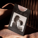 Reserve A Data Lua Mística | Casamento de Fotografia Cosmica Negr<br><div class="desc">Anuncie seu próximo casamento com este tema místico da lua salve o cartão de data, com tons pretos elegantes e delicadas ilustrações celestiais. Projetado para casais que buscam uma mistura de sofisticação moderna e encanto cósmico, esta carta define o tom perfeito para casamentos boho, gótico ou espirituais. Disponível como um...</div>