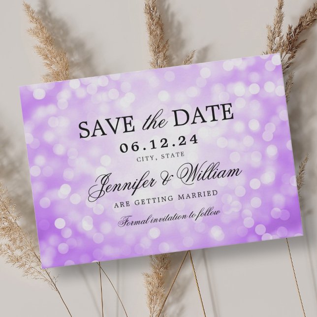 Reserve A Data Luzes de Bokeh Roxo de Casamento de Script Elegant (Elegant Script Wedding Purple Bokeh Lights Save The Date)