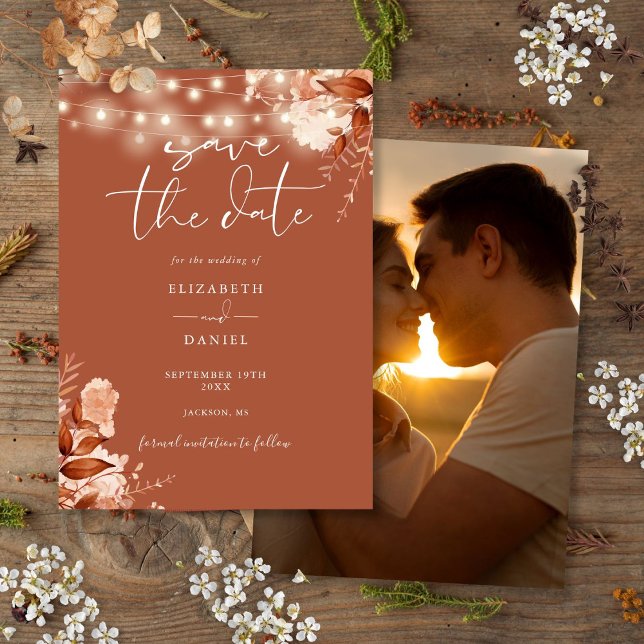 Reserve A Data Luzes Florais Rústicas de Terracota para Foto de C (Terracotta Rustic Floral Lights Photo Fall Wedding Save The Date)
