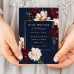 Reserve A Data Marinho Azul-Floral -Blush Moody Burgundy Escuro<br><div class="desc">Personalize este casamento elegante, salve a data fácil e rapidamente. Basta clicar no botão Editar usando ferramentas de Design para editar o texto, alterar as fontes e as cores das fontes. Apresentando lindas e realistas flores de burgôs, pinceladas e pavorosas contra um fundo azul-marinho escuro. Itens correspondentes disponíveis no repositório....</div>