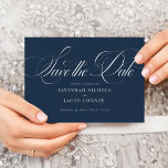 Reserve A Data Marinho de Script Elegante Moderno Azul<br><div class="desc">Marinho de Script Elegante Moderno Azul Salvar a Data apresenta um script grande,  ousado e elegante estilo.</div>