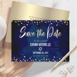Reserve A Data Marinho Dourado Glitter Bat Mitzvah Script Moderno<br><div class="desc">Certifique-se de que todos os seus amigos e parentes serão capazes de celebrar o marco da sua filha Bat Mitzvah! Envie este cartão de anúncio estonteante, moderno, "Salve a Data". Escrito gráfico de caligrafia de folha de ouro, Estrela de David, e confete de brilho, sobrepõem um rico, dramático fundo de...</div>