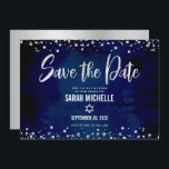Reserve A Data Marinho Silver Glitter Bat Mitzvah Script Moderno<br><div class="desc">Certifique-se de que todos os seus amigos e parentes serão capazes de celebrar o marco da sua filha Bat Mitzvah! Envie este cartão de anúncio estonteante, moderno, "Salve a Data". Escrito gráfico de caligrafia prateada, Estrela de David, e confete de brilho, sobrepõem um rico, dramático fundo de aquarela azul-marinho. Sua...</div>