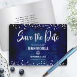 Reserve A Data Marinho Silver Glitter Bat Mitzvah Script Moderno<br><div class="desc">Certifique-se de que todos os seus amigos e parentes serão capazes de celebrar o marco da sua filha Bat Mitzvah! Envie este cartão de anúncio estonteante, moderno, "Salve a Data". Escrito gráfico de caligrafia prateada, Estrela de David, e confete de brilho, sobrepõem um rico, dramático fundo de aquarela azul-marinho. Sua...</div>