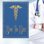 Reserve A Data Médico Caduco Médico Enfermeira Azul Salvar Data<br><div class="desc">Estilo de ouro azul com fundo azul cria uma graduação moderna clássica, salve o cartão de data. Perfeito para formandos terminarem seus estudos na faculdade de medicina, ganharem o grau de enfermagem, cerimônia de finalização e profissionais da indústria médica. Enfermagem ou graduação em doutor, salvar a data inclui um símbolo...</div>