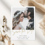Reserve A Data Minimalista Foto em Caligrafia a Ouro para Save th<br><div class="desc">Eleve seu anúncio com este cartão de save the date de foto com caligrafia a ouro minimalista. Com uma aparência metálica e um layout limpo e de alto contraste, este design irradia Luxo Silencioso. Perfeito para um casamento glamoroso em um hotel ou um evento de gala, oferece um equilíbrio sofisticado...</div>