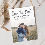 Reserve A Data Minimalista Salvar a data Foto manuscrita<br><div class="desc">Foto de Script Manuscrito Moderno e Elegante Salve o Cartão de Casamento de Data. O cartão de convite para salvar data inclui uma tipografia de chic e na moda com um design simples e minimalista sobre fundo branco ao qual você pode adicionar sua fotografia personalizada de noivado.</div>