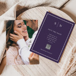 Reserve A Data Mínimo e Chic | Casamento de Código QR e de Fotogr<br><div class="desc">Esses cartões salve a data elegantes e modernos apresentam um design de texto branco e roxo escuro, com um quadro clássico na fronteira e um local para adicionar seu código QR onde seus convidados podem encontrar mais detalhes de casamento. Adicione suas iniciais ou monograma para torná-las completamente suas, e adicione...</div>