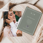 Reserve A Data Mínimo e Chic | Casamento de Código QR e de Fotogr<br><div class="desc">Esses cartões salve a data elegantes e modernos apresentam um simples design de texto verde sábio e branco minimalista, com um quadro clássico na fronteira e um local para adicionar seu código QR onde seus convidados podem encontrar mais detalhes de casamento. Adicione suas iniciais ou monograma para torná-las completamente suas,...</div>