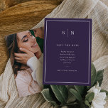 Reserve A Data Mínimo e Chic | Púrpura e branca com fotografia<br><div class="desc">Este elegante e moderno casamento salva os cartões de data apresentam um simples,  colorido design de texto roxo e branco minimalista,  com um quadro clássico na fronteira. Adicione suas iniciais ou monograma para torná-las completamente suas e adicione sua foto pessoal favorita no verso.</div>