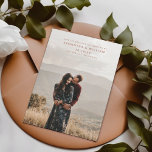 Reserve A Data Misturar moderno e combinar com fotos minimalistas<br><div class="desc">Anuncie seu dia especial com elegância e simplicidade com este cartão minimalista Save The Date com uma foto de noivado de sangramento de cheio. Adicione uma de suas fotos favoritas para criar uma manutenção exclusiva. Misturar e combinar com peças de coordenação para um conjunto de convites coeso. Crie as memórias...</div>