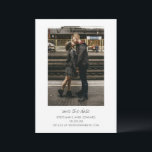 Reserve A Data Moderno Minimalista Preto Branco Simples Foto Casa<br><div class="desc">Mantenha-o simples e elegante com este cartão de Salve a Data limpo. Com uma foto vertical centralizada emoldurada por um espaço branco nítido e combinada com fontes elegantes serifadas e manuscritas, este design é perfeito para casais que desejam um anúncio moderno e discreto. Ideal para casamentos urbanos, fugas ou cerimônias...</div>