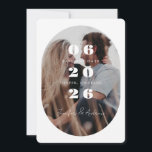 Reserve A Data Moldura oval fancy<br><div class="desc">Cartão de foto para salvar a data com uma única foto e tipo moderno. Crédito da foto para unsplash.com</div>