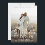 Reserve A Data Na moda com moderno chic gravado manualmente Salve<br><div class="desc">Anuncie sua data de casamento com este guião de caligrafia e na moda,  salve o cartão de data com tipografia exclusiva e fontes finas grandes sobrepostas na sua foto de noivado em segundo plano. Todas as cores e fontes podem ser personalizadas no editor de modelo.</div>