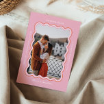 Reserve A Data Na moda Mínimo Estilo Retroativo Cor-de-rosa ondul<br><div class="desc">Prepare-se para fazer ondas com nosso estilo retrorreflector mínimo de na moda, salve a placa de data com quadro fotográfico ondulado em rosa e laranja! Personalize-o com suas fotos favoritas, nome, monograma e salve as informações de data para criar uma data personalizada, salvar a data que fará seus convidados agitar!...</div>